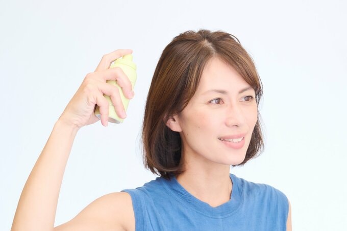 UVスプレーと女性