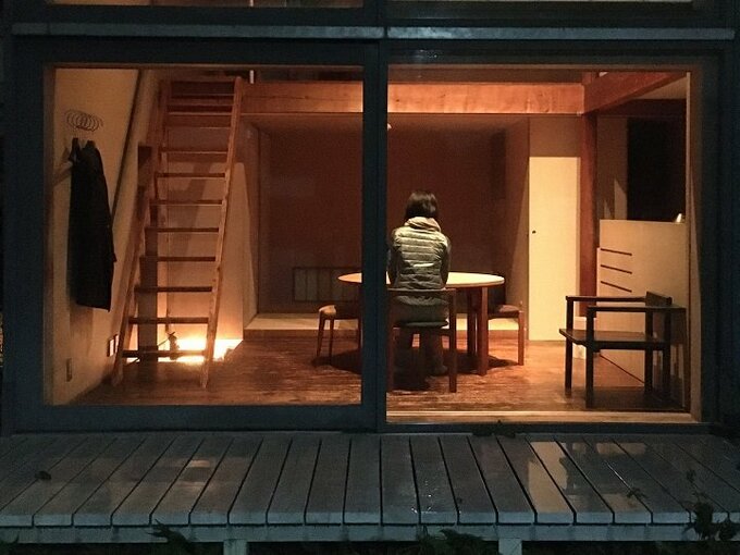 夜の「スミレアオイハウス」