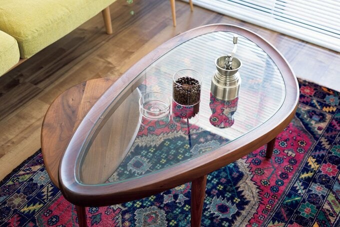 ガラス天板のテーブル