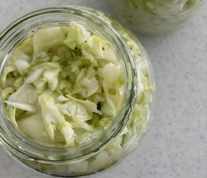 ビンにキャベツの漬物