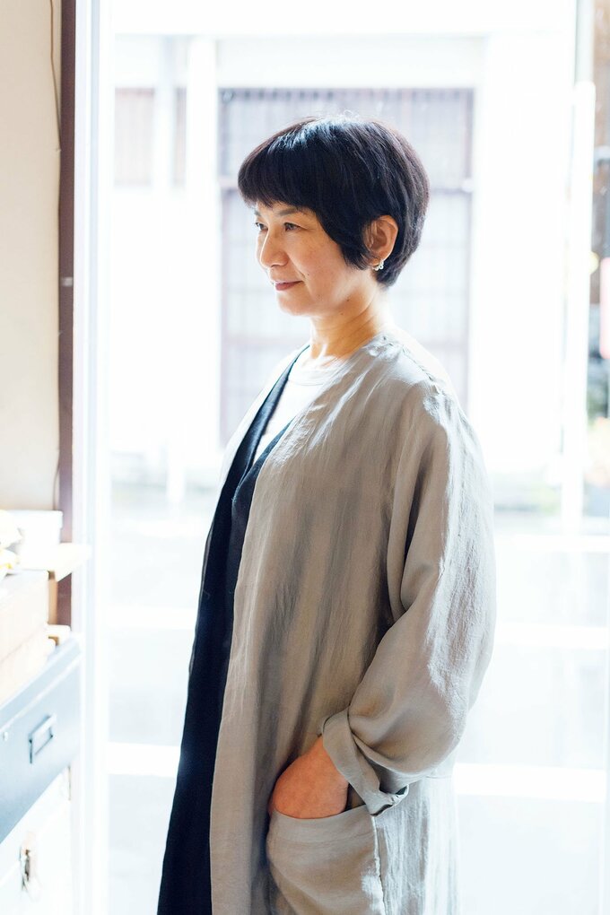 カーディガン女性