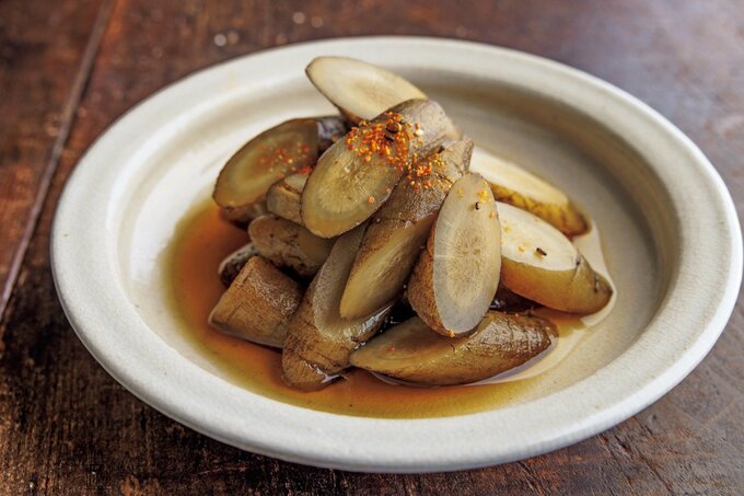 お皿に盛りつけられたゴボウの甘煮