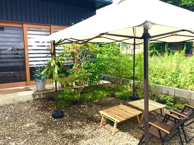 玄関土間の前を外リビングとして活用