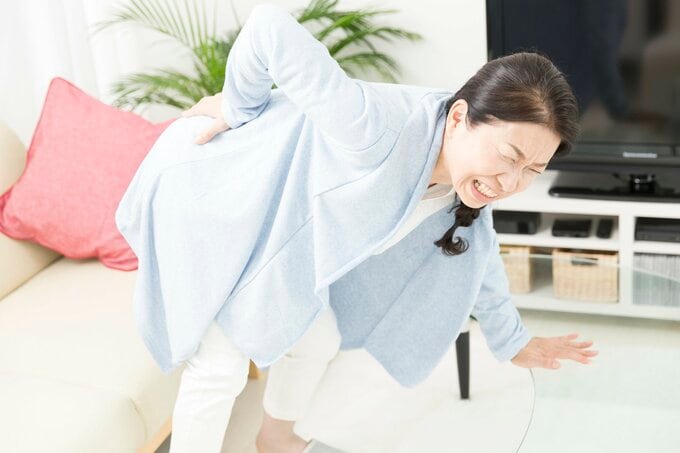 腰痛に苦しむ50代女性