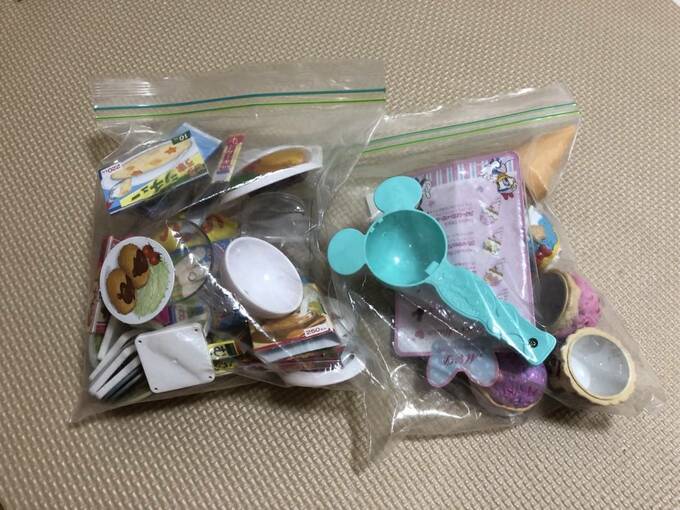 袋に小さい食べ物のオモチャなど
