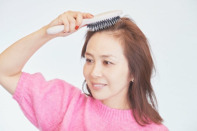 ブラッシングをする女性