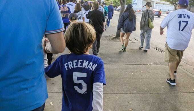 ドジャースのユニフォームを着た人