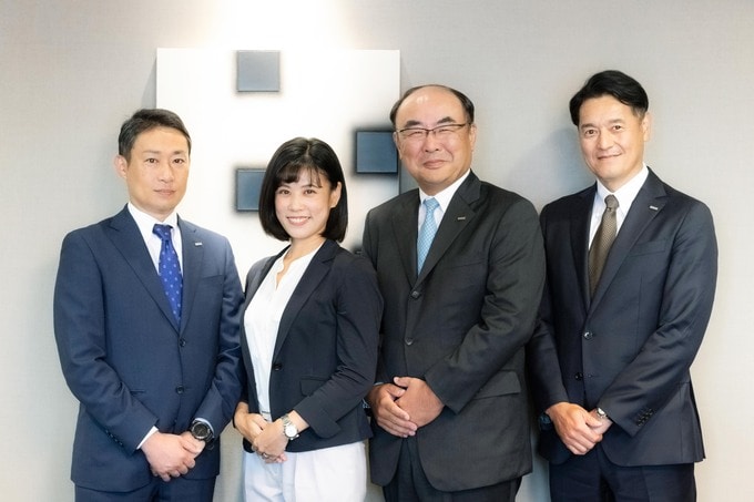 (左から)梅田法人営業部次長の松原 寛さん、Nさん、理事・西日本第一法人営業本部長で前梅田法人営業第一部長の池畑邦央さん、そして現梅田法人営業第一部長の今井啓人さん