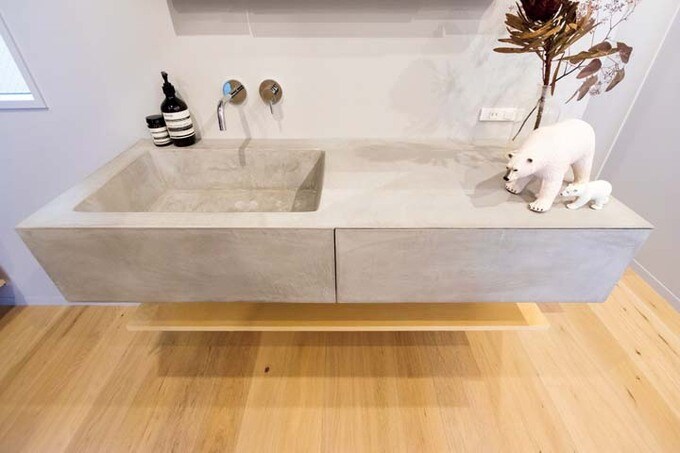 玄関ホールに造作した洗面台