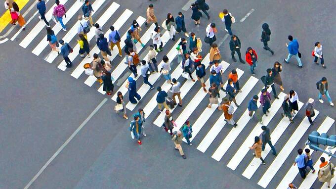 横断歩道を渡る人々