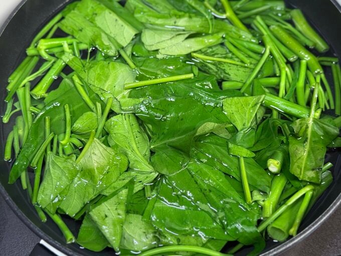 空心菜をゆでる