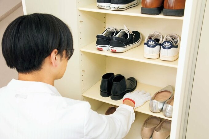 下駄箱の前に人