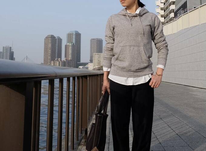 グレーのフーディ