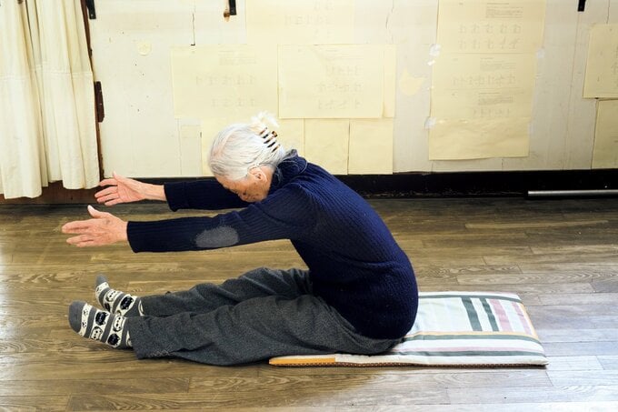 身体を前に倒す雑賀さん