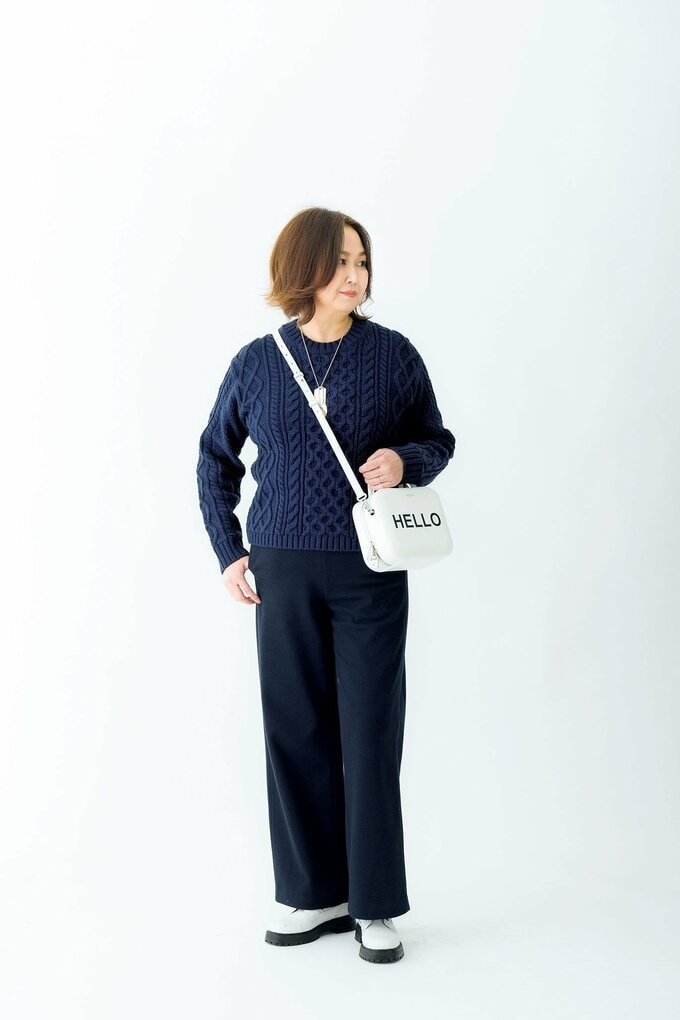 白バックにワイドパンツ女性