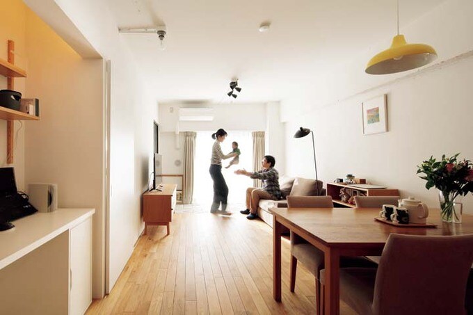 リビングでくつろぐHさん家族