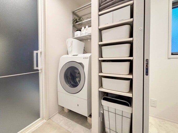 洗濯機と収納棚