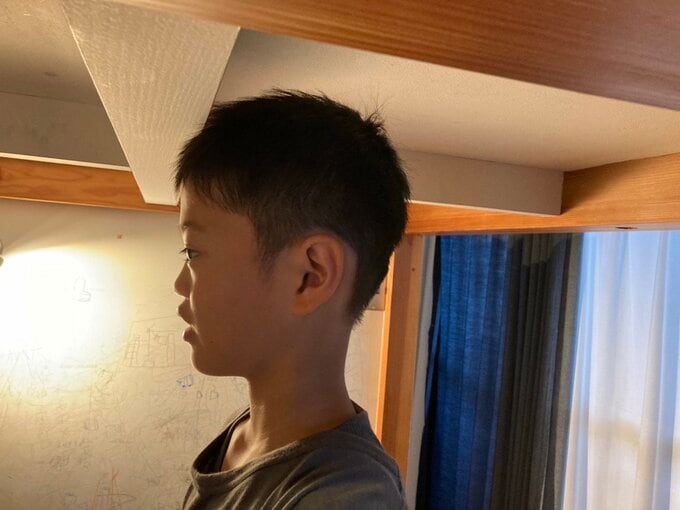 ロフトの枠部分と子ども