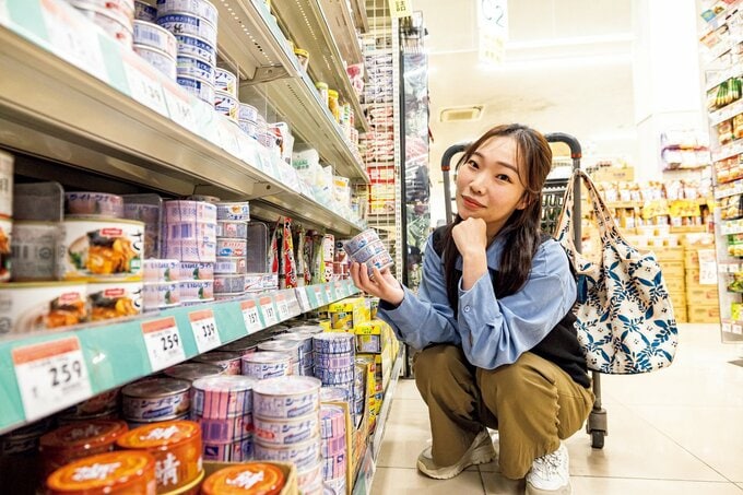 加工品コーナーでツナ缶を持つりなてぃさん