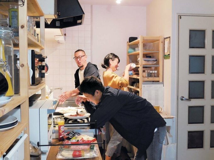 キッチンに家族3人