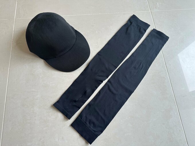 ユニクロのUVカットニットキャップとUVカットシームレスアームカバー