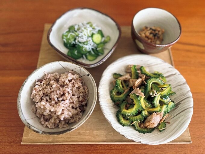 ゴーヤーとツナの炒め物をメインにした昼食