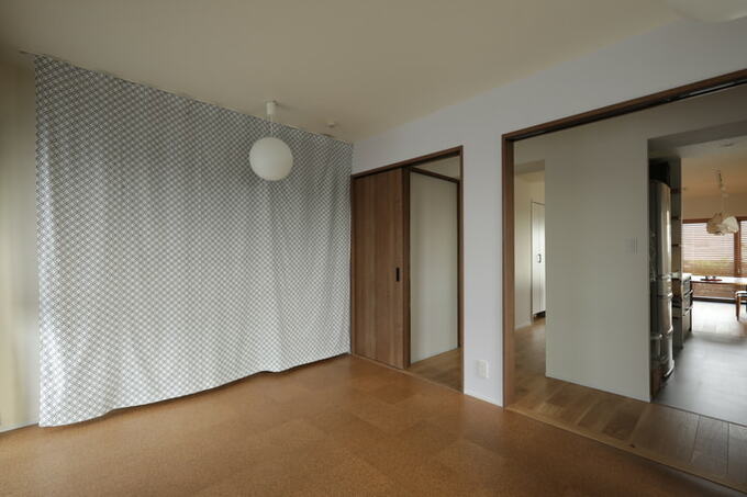 広さをたっぷり確保した寝室