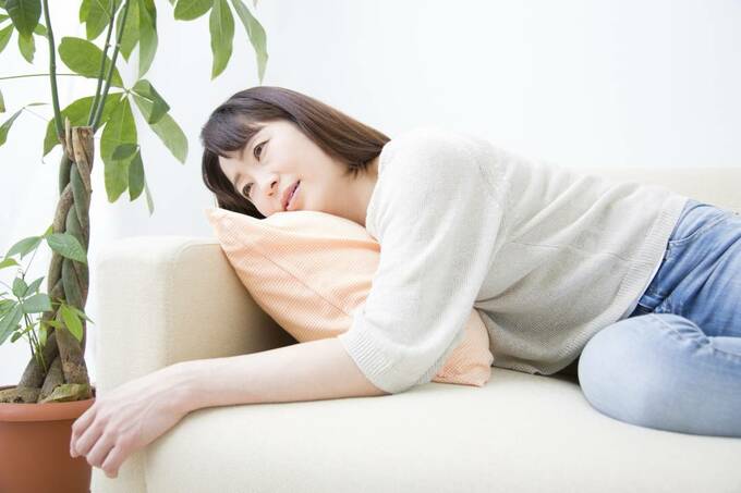 ソファに倒れこむ女性