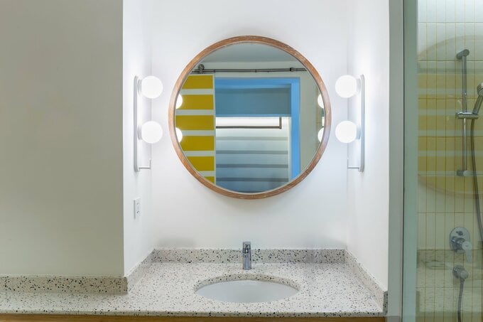 鏡など、コーティングされた場所への使用はNG（画像イメージ：PIXTA）