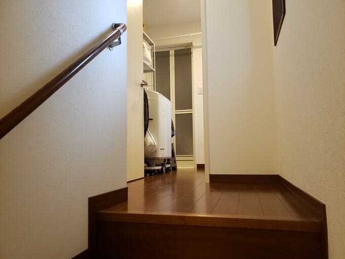 階段途中にある子世帯用シャワールームと洗面脱衣所