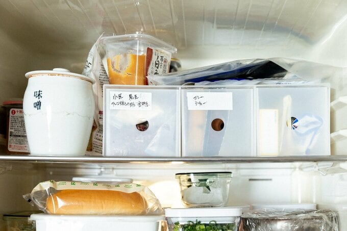 調味料をケースに収納している様子
