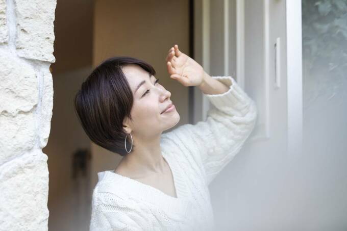 陽射しを気にする女性