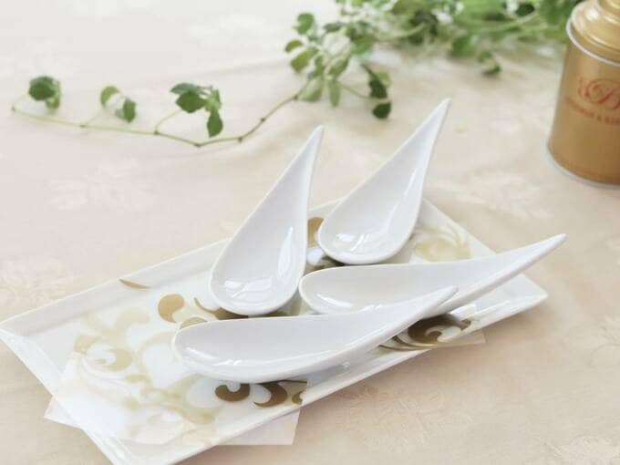 ペーパーナプキンの上に食器