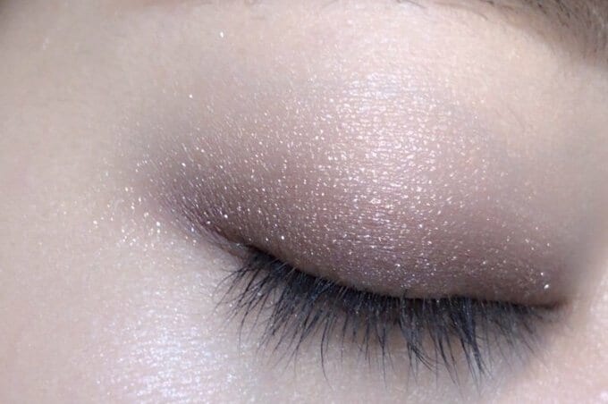 ピンクブラウン系の「BR-1」でメイクしたまぶた