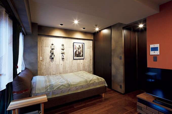 オンライン会議の背景の反対側にあるベッド