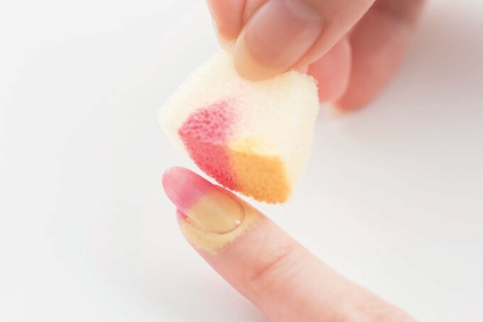 スポンジを爪に数回ポンポンと押し当てる