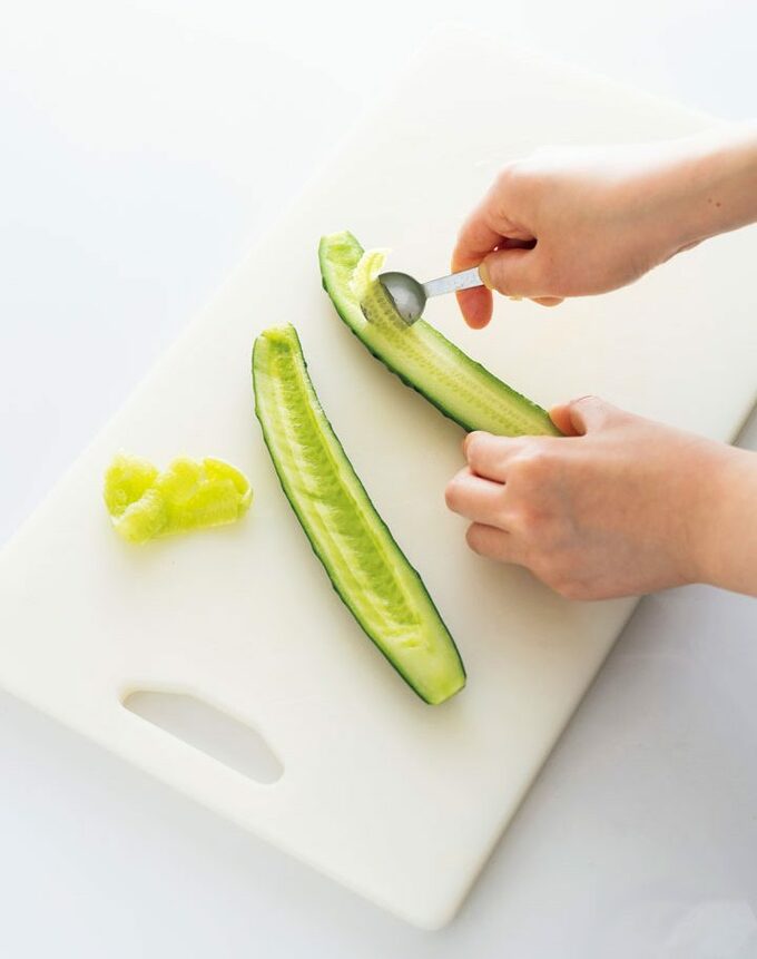 キュウリの種をとる様子