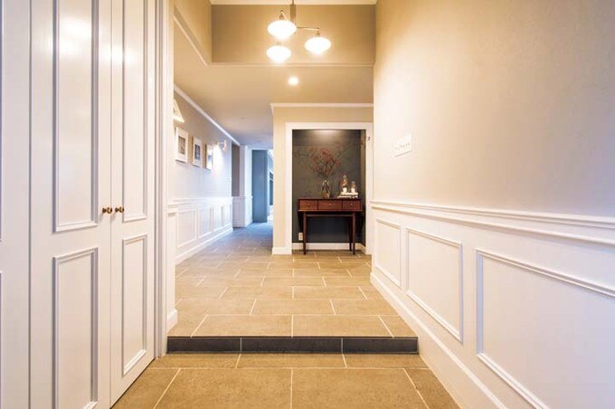 玄関から室内まで、床は同素材のタイルで統一