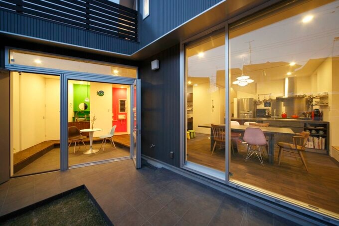 カフェテーブルの上に、ペンダントライトをつけた例