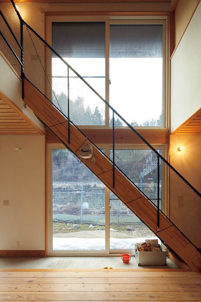大きな窓とスケルトン階段