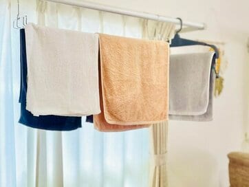 タオルの「生乾き臭」から卒業。におわない部屋干しの小さなコツ