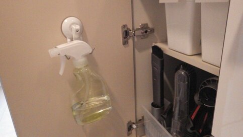 100円グッズで隠す！洗濯バサミや掃除スプレーの収納テク