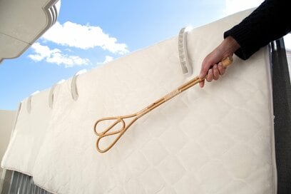 冬の布団が長もちする「しまい方のコツ」4つ。圧縮袋NG、布団たたきは“なでる程度”でいい