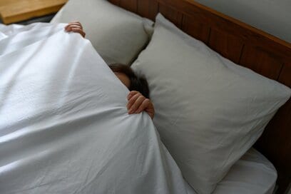 寒い朝起きられない、体がこるのはなぜ？冬の体調悩みをズバリ解決