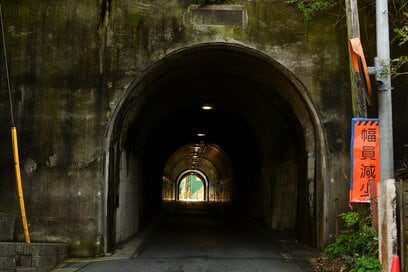 夜中に「なにか」に首を絞められた女性…お寺の人の恐ろしい一言とは。ゾッとする「読者の恐怖体験」