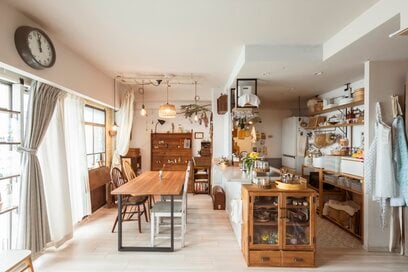 ものが多くても「居心地のいいリビング」をつくる秘訣。自然と家族が集まる空間に