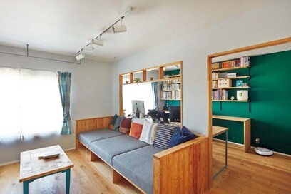 【団地リノベ事例】700万円で購入！ LDKとつながる本棚たっぷりのワークスペースがある家に