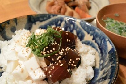 ＜時短レシピ＞ほうろう容器だけでつくる「マグロの漬け丼」がもっちりウマ～イ！