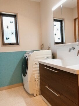 棚がなくても使いやすい洗面所収納。6つのフックがお役立ち