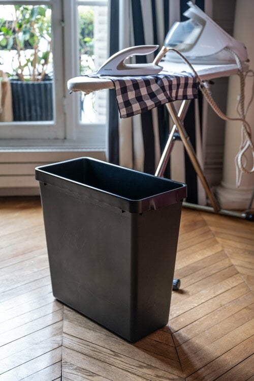 アイロンをかけるものはこの箱に